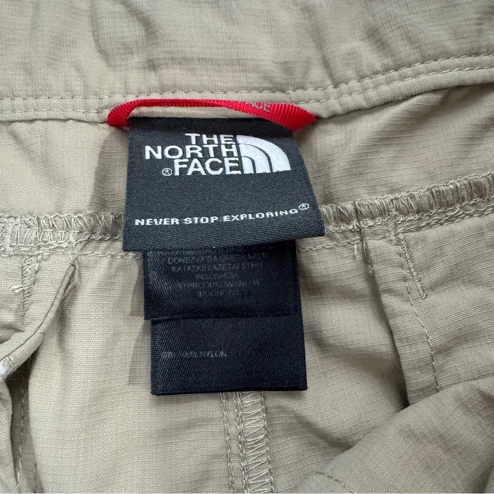 J78. The North Face Men's Khaki Cargo Pants (M Short)